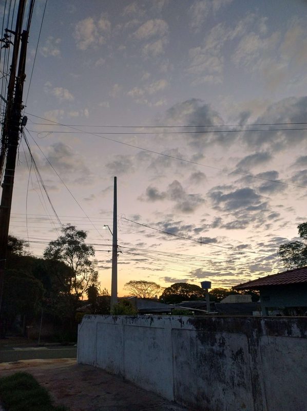 Céu de fim de tarde sobre a rua